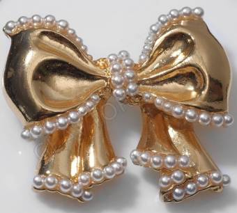Брошь "Бант" с россыпью жемчуга, цвет белый в золоте   7709435